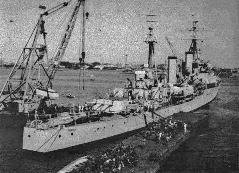 HMS Gambia evacuating 40 Commando